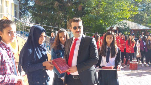 Ağın Kaymakamı Fatih Cıdıroğlu ve protokol üyeleri başarı gösteren öğrencilerimize ödüllerini verdiler