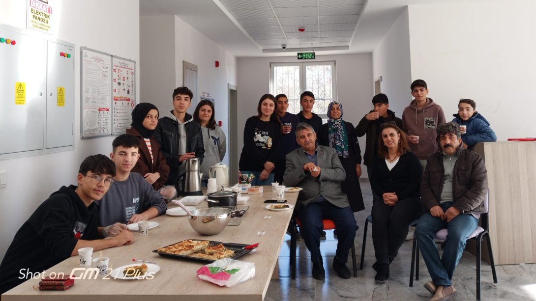 İlçemiz İbrahim Uçkunkaya Çok Progragramlı Anadolu Lisesi Öğrencileri ÇEDES Projesi Kapsamında Hayır Kermesi Düzenledi.