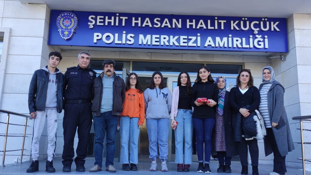 İlçemiz İbrahim Uçkunkaya Çok Progragramlı Anadolu Lisesi Öğrencileri tarafından  Şehit Hasan Halit Küçük Polis Merkezi Amirliği ziyaret edildi.Şehit Hasan Halit KÜÇÜK'ün  kabri ziyaret edildi.